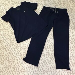 FIGS, Technical series 2 pocket scrub top and scrub pants, Navy, large
